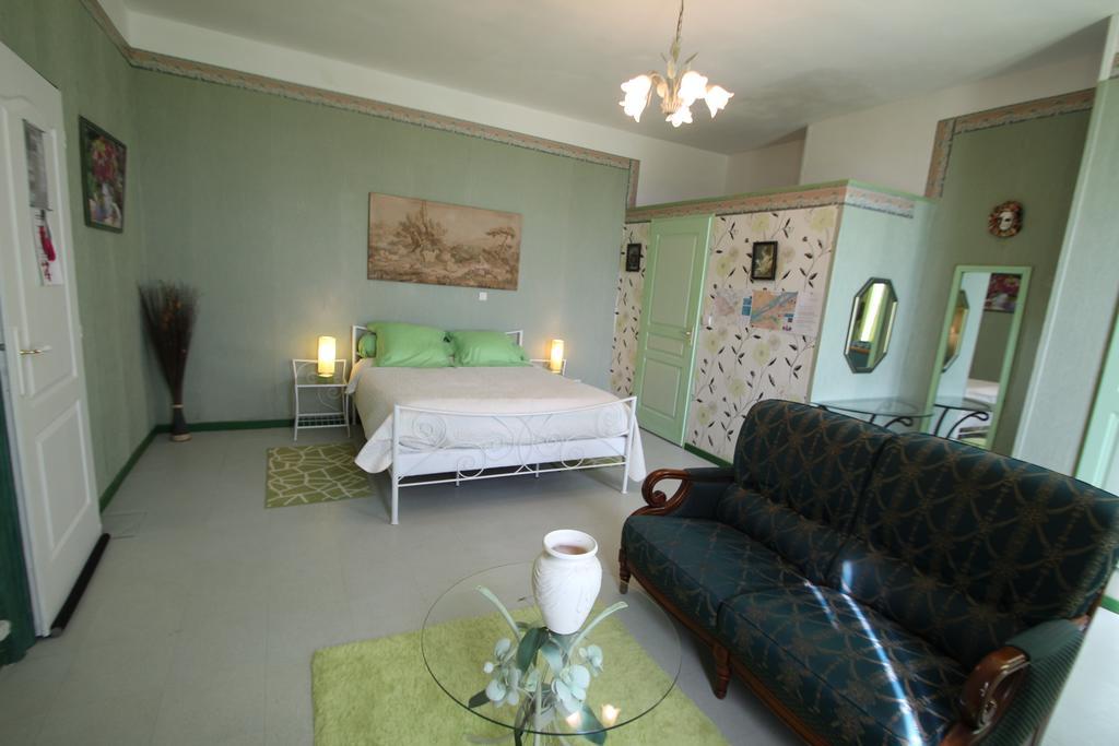 Bed and Breakfast Domaine Des Roses Vaudelnay Zimmer foto